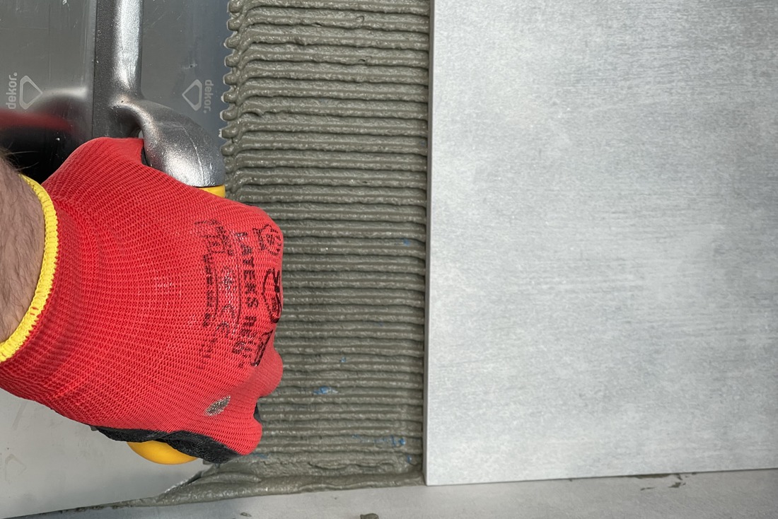 Дешевий клей для керамічної плитки: чи можна йому довіряти